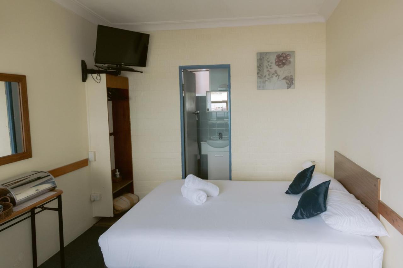 Black Swan Waterfront Motel (Adults Only) Swansea Exterior foto