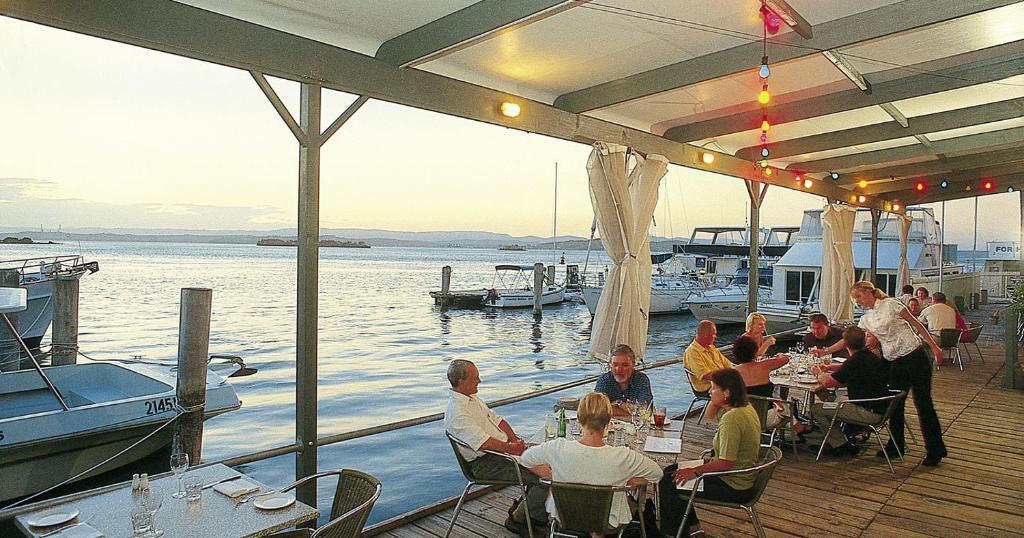 Black Swan Waterfront Motel (Adults Only) Swansea Exterior foto